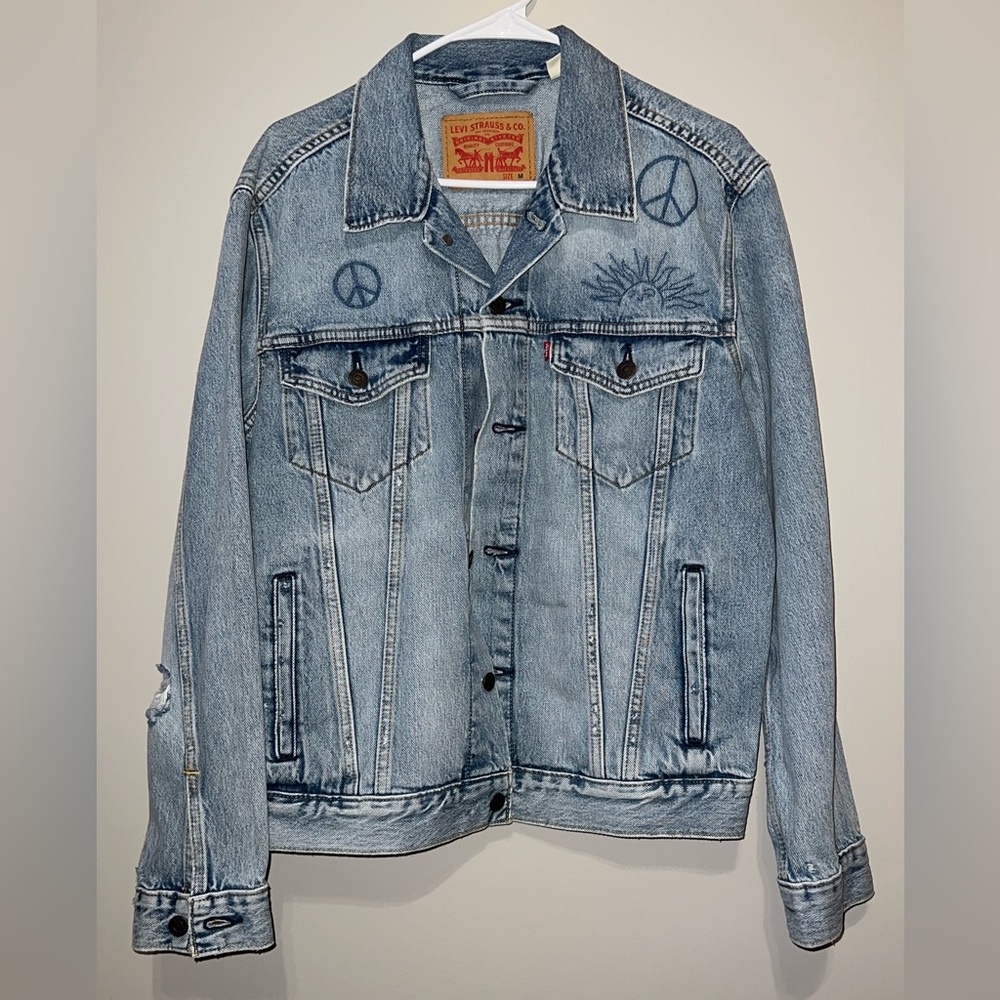 LEVI’S Faded Denim Jacket Vintage Design